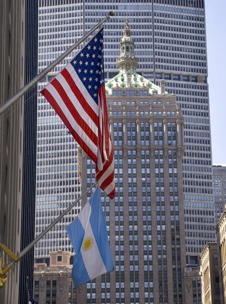 Park Caddesi grand central terminali ile new york bayraklar — Stok fotoğraf