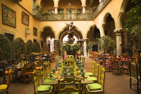 Mexican Courtyard Restaurant with Statue Queretaro Mexico — Stock Photo, Image