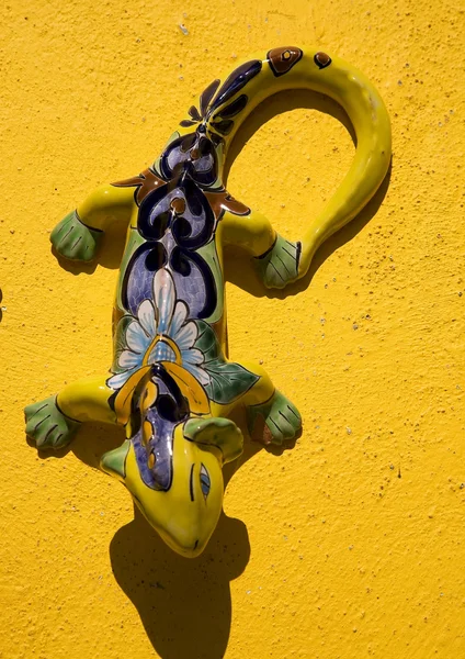 Meksikalı seramik kertenkele sarı duvar guanajuato, mexico — Stok fotoğraf