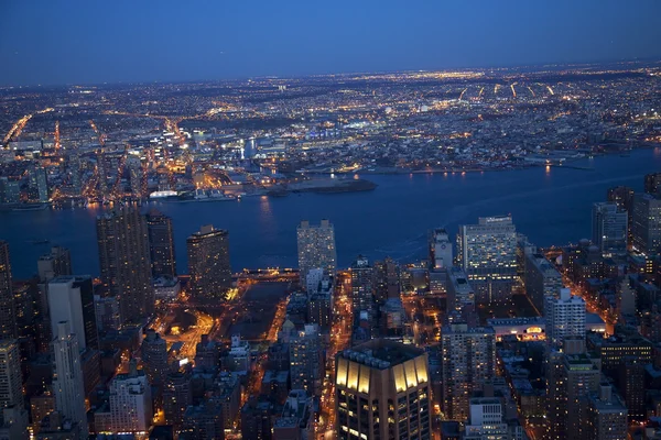 New Yorks skyline east river natt — Stockfoto