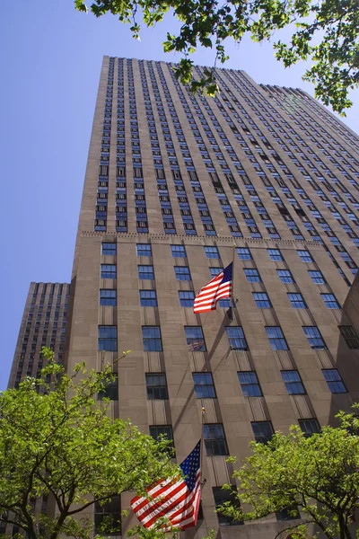 Edificio de la ciudad de Nueva York con banderas Eary Morning — Foto de Stock