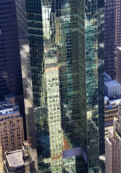 Bygga glas reflektioner från en skyskrapa new york city — Stockfoto