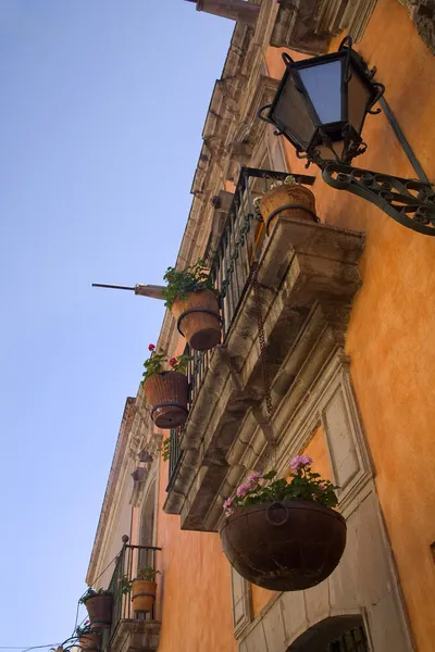 Oranje adobe wall balkon queretaro mexico — Stockfoto