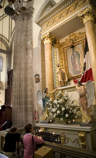 グアダルーペに祈り、大聖堂メキシコ ci の罪を告白します。 — ストック写真