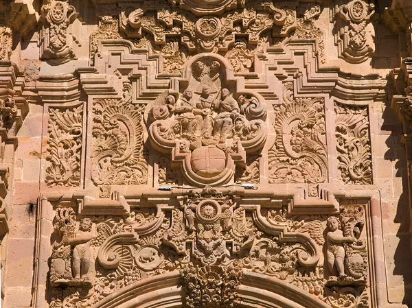 Багато прикрашений різьблення вище двері Valencia церкви Гуанахуато Мексики — стокове фото