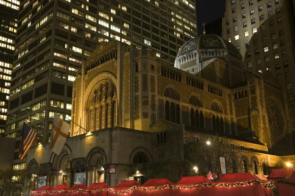 Επισκοπική εκκλησία του Αγίου Βαρθολομαίου πόλη της Νέας Υόρκης νυχτερινή ΧΡ — Φωτογραφία Αρχείου