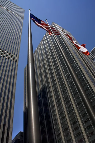 Stahlbauten Wolkenkratzer und Flaggen New York City — Stockfoto