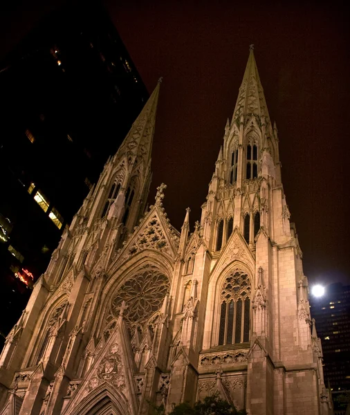 夜ニューヨーク市で聖 Patrick 大聖堂 — ストック写真
