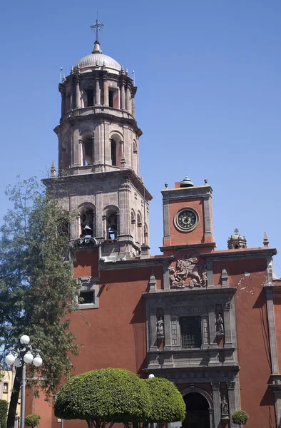 Церковь Сан-Франциско в Мехико с площади Пласа — стоковое фото