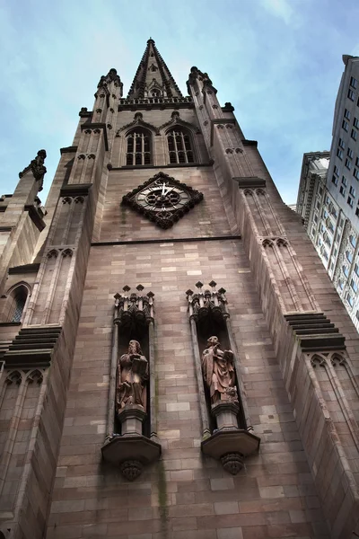 Matthew σήμα αγάλματα Τριάδα εκκλησία Νέα Υόρκη πόλη εκτός — Φωτογραφία Αρχείου