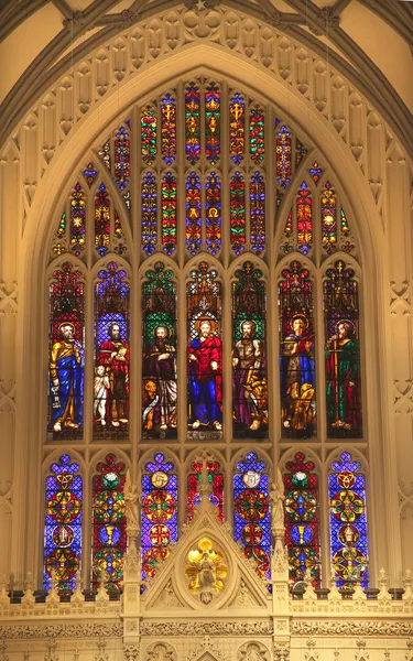Trojice kostela new york city uvnitř barevné sklo — Stock fotografie