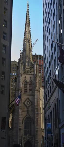 圣三一教堂纽约以外的城市从华尔街 — 图库照片