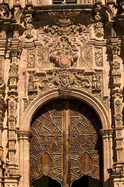 Sierlijke houten deur valencia kerk guanajuato mexico — Stockfoto