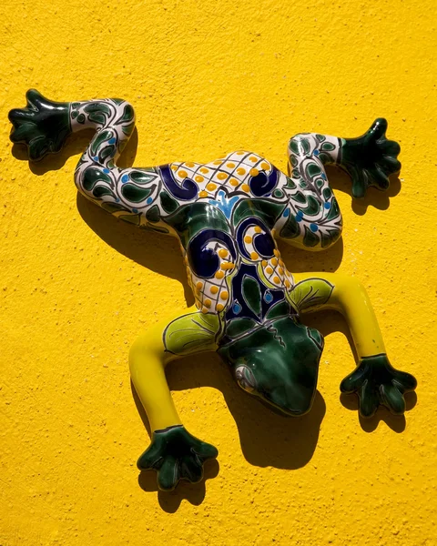 Mexická keramická žába žlutá stěna Mexiko — Stock fotografie