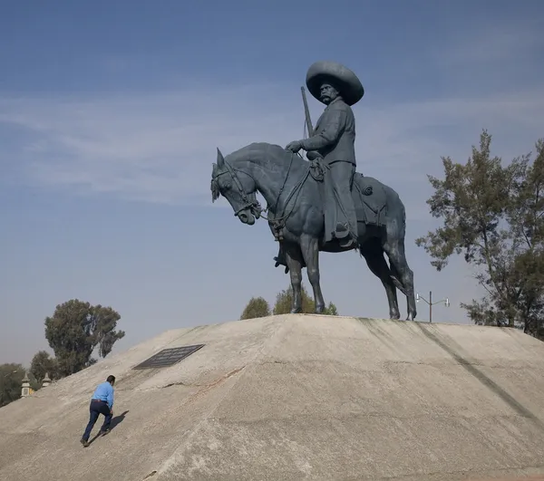 Огромная статуя Сапаты на лошади Толука, Мексика — стоковое фото