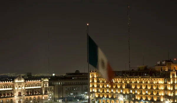 Pałac prezydenta Meksyku Zocalo z flagą w nocy — Zdjęcie stockowe