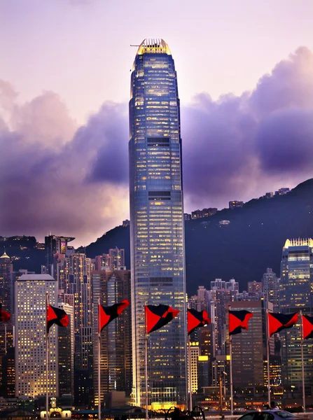 Deux drapeaux rouges du Centre des finances intra-nationales de Hong Kong Sunset — Photo