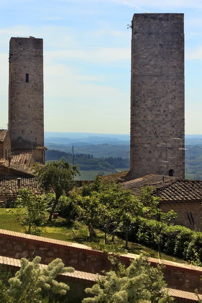 Две средневековые каменные башни Сан-Джиминьяно-Тоскана — стоковое фото