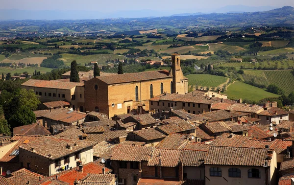 Eski Toskana kasaba kilise kırmızı tuğla san gimignano Toskana çatılar ita — Stok fotoğraf
