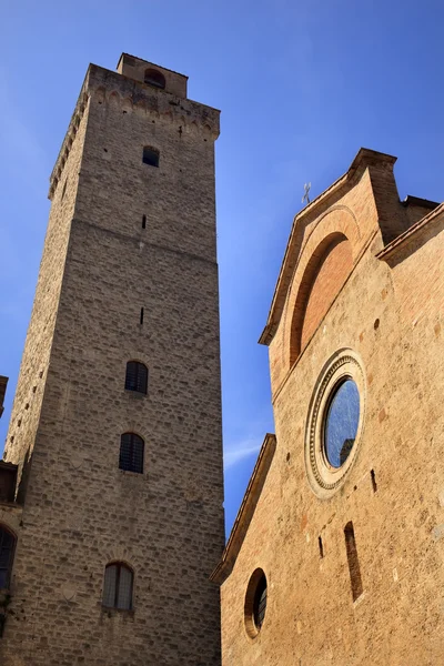 Kolegiátní kostel přes costarella věž torre grosse rognosa sa — Stock fotografie