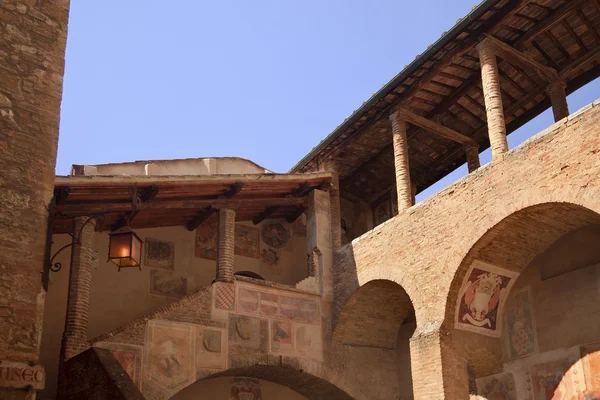 Dante hala středověké městečko san gimignano Toskánsko Itálie — Stock fotografie