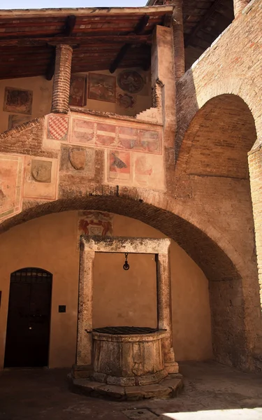 Medieval Dante Hall Courtyard Well San Gimignano Tuscany Italy — Stock Photo, Image