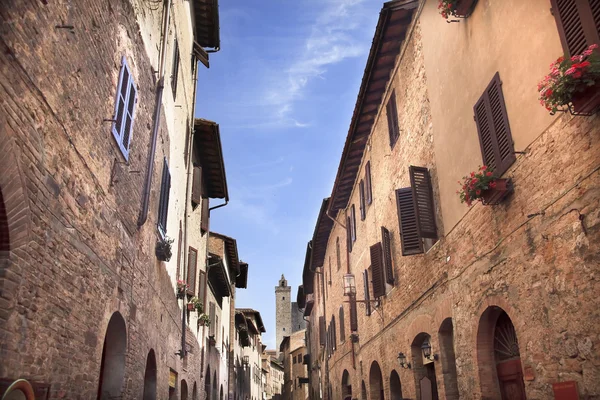 Smalle gade Via San Giovanni San Gimignano Toscana Italien - Stock-foto