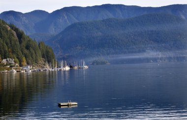 Sal teknelerden yansımaları deep cove liman vancouver, bc Kanada