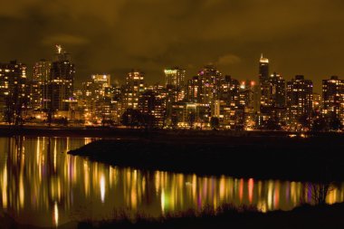 Vancouver, british columbia yansımaları ile gece
