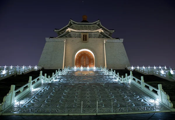 Chiang kai-shek memorial hall dörr taipei taiwan stjärnor natt — Stockfoto