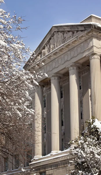 Колонны статуй Министерства торговли после снегопада в Вашингтоне — стоковое фото