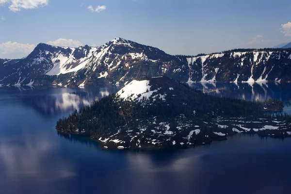 Ilha do Lago Cratera com Reflexões — Fotografia de Stock