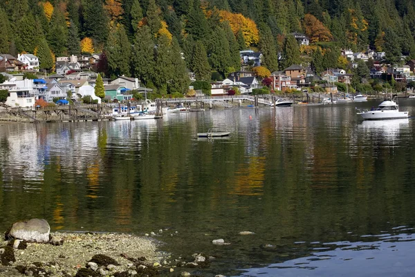 딥 코브 하버 뗏목 배 반사 밴쿠버 bc 주 캐나다 — 스톡 사진