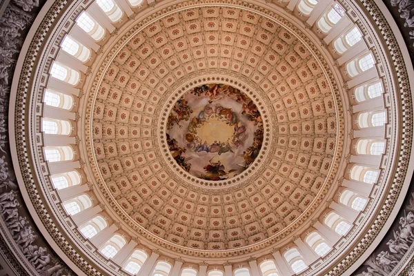 我们国会大厦圆顶圆形建筑典范乔治 · 华盛顿 — 图库照片