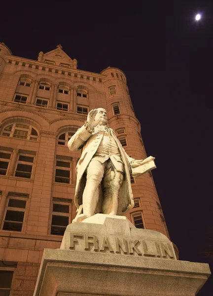 Benjamin franklin standbeeld oude post office gebouw van washington dc — Stockfoto