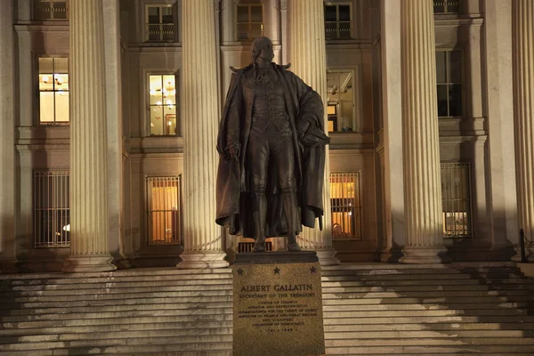 Oss finansdepartementet albert gallatin staty nära upp washingto — Stockfoto