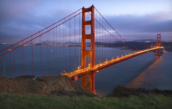 Burunda golden gate Köprüsü ışıklar san francisco c ile akşam — Stok fotoğraf