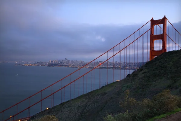 Vorgebirge goldene Torbrücke Abend mit Lichtern von San Francisco — Stockfoto