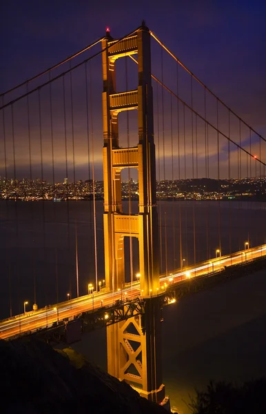 Γέφυρα Golden gate νύχτα κάθετη Σαν Φρανσίσκο Καλιφόρνια — Φωτογραφία Αρχείου
