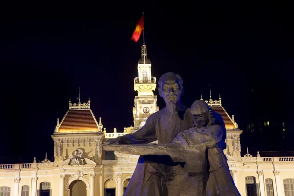 Статуя дядька Хо Ши Мін передній частині готелю комітету будівлі — стокове фото