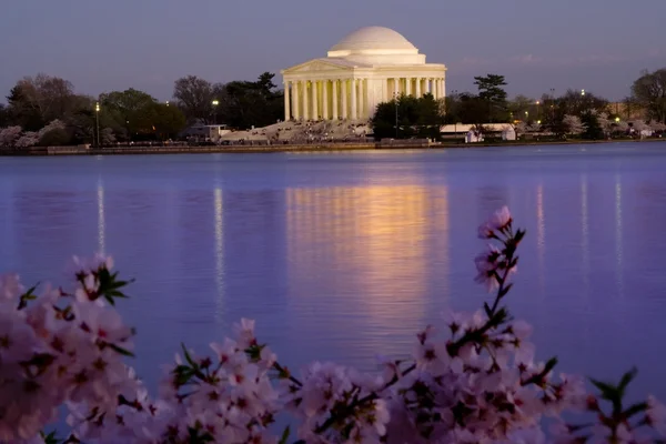 Jefferson Memorial and Tidal Basin Evening at Cherry Blossom Tim — Stock Photo, Image