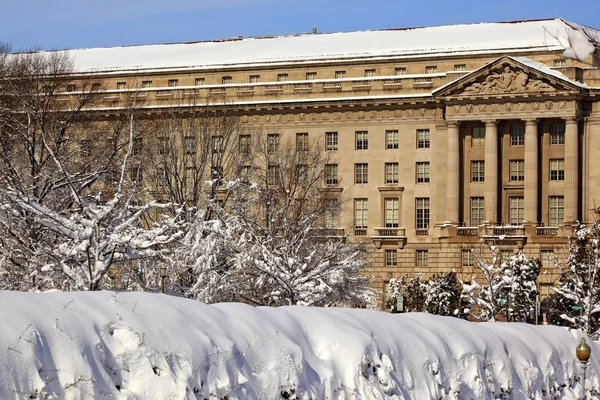 Afdeling van de rechtvaardigheid na de sneeuw Grondwet avenue washington — Stockfoto