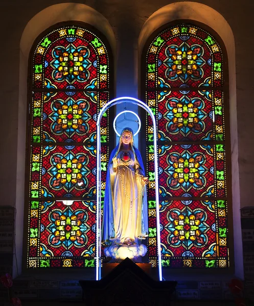 Notre-Dame-Kathedrale im Schrein und in der Statue der Jungfrau Maria — Stockfoto