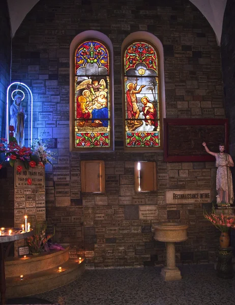 ノートルダム大聖堂愛想処女マリアの神社ステンド ガラス サイゴン vi — ストック写真