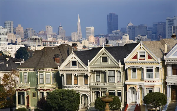 Viktorianische Häuser moderne Wolkenkratzer San Francisco Skyline califo — Stockfoto