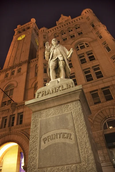 Benjamin franklin heykeli eski yazı ile gece ofis binası — Stok fotoğraf