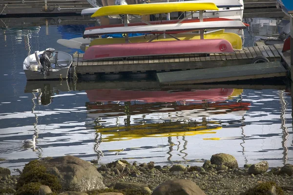 Mewa łodzi refleksje głębokiej zatoce Port vancouver bc Kanada — Zdjęcie stockowe