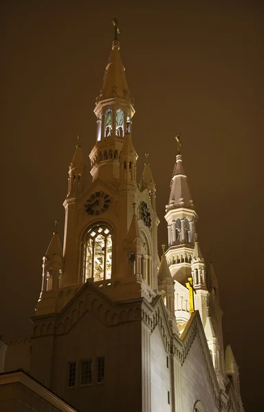 Католическая церковь Святого Петра Павла Steeples Night Сан-Франциско — стоковое фото