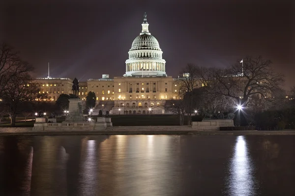 Ночь Капитолия США Отражения столицы Вашингтона — стоковое фото