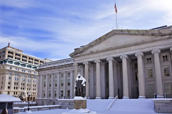 Oss finansdepartementet albert gallatin statyn efter snö tvätt — Stockfoto